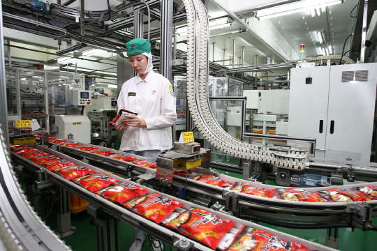 국제식품안전협회 식품안전시스템인증(FSSC 22000)을 받은 부산 모라동 소재 부산공장 라면 생산라인 전경. (농심 제공)